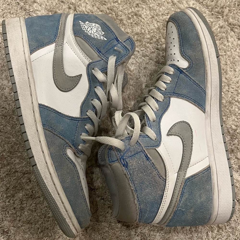 Jordan 1 Retro High
Hyper Royal Smoke Grey